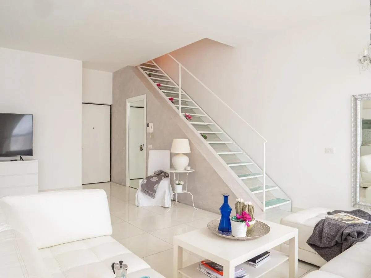 The Best Rent - Spacious Apartment With Balcony In Viale Monza Milan