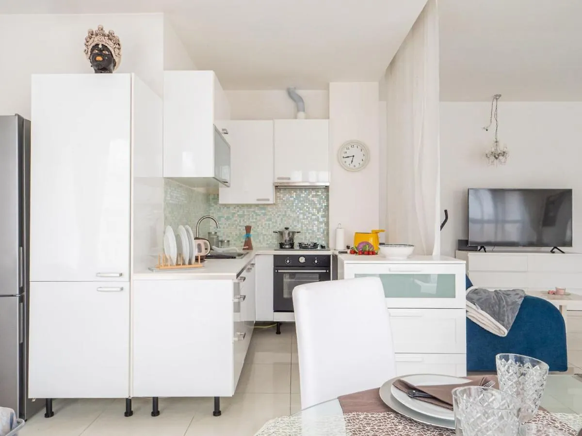 The Best Rent - Spacious Apartment With Balcony In Viale Monza Mediolan