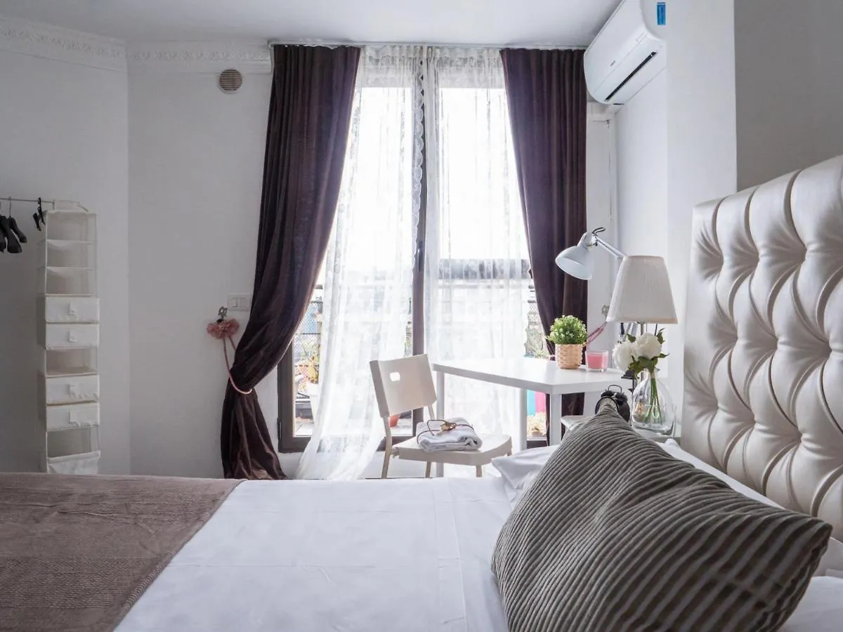 The Best Rent - Spacious Apartment With Balcony In Viale Monza Mediolan